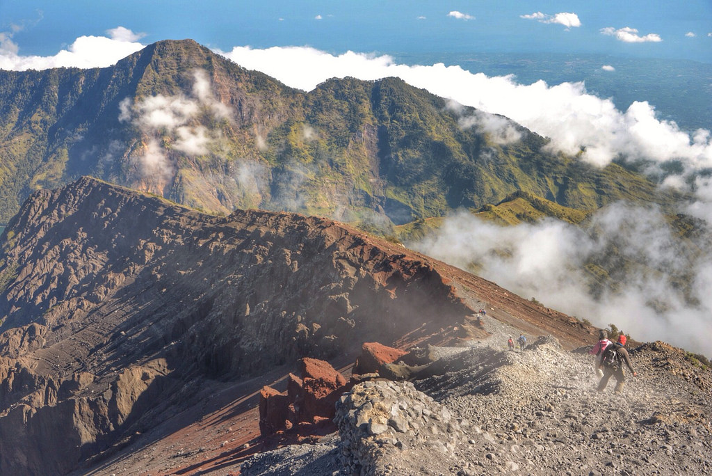 Declined to Plawangan Sembalun crater an altitude of 2,639 meters - Mount Rinjani