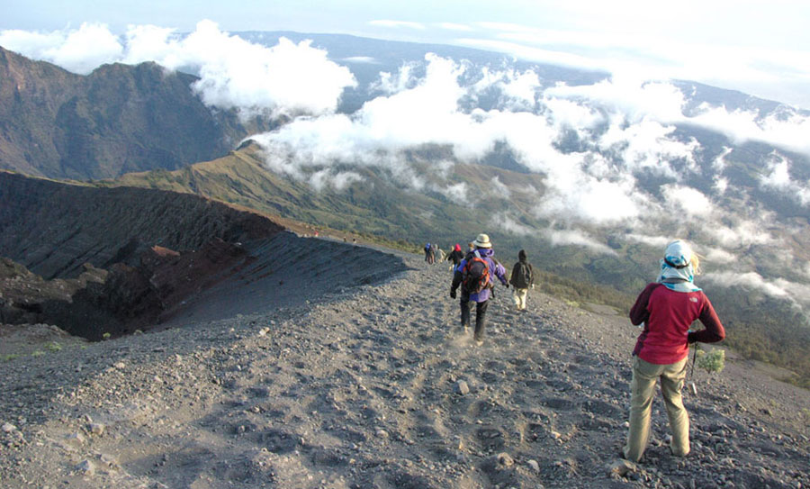 Declined to Plawangan Sembalun crater an altitude of 2,639 meters - Mount Rinjani