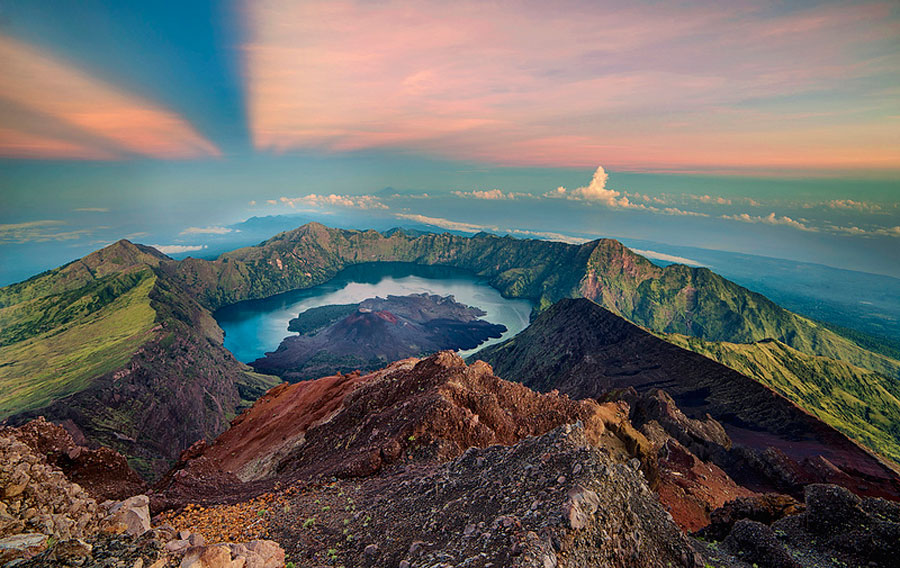 The peak of Mount Rinjani 3.726 meters