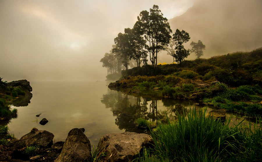 Danau Segara Anak ketinggian 2000 meter Gunung Rinjani