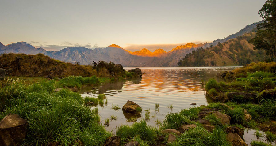 Danau Segara Anak ketinggian 2000 meter Gunung Rinjani