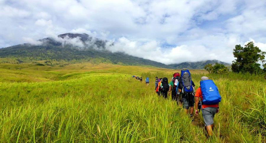 Titik awal mendaki dari daerah Sembalun Lawang, kita akan disambut oleh Padang Savanna sepanjang 6 kilometer